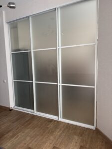Миниатюра Кухня угловая компактная с деревянной столешницей 3