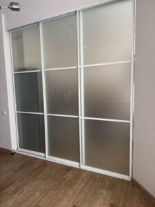 Миниатюра Кухня угловая компактная с деревянной столешницей 4