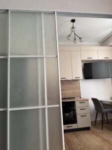 Миниатюра Кухня угловая компактная с деревянной столешницей 12