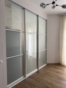 Миниатюра Кухня угловая компактная с деревянной столешницей 16
