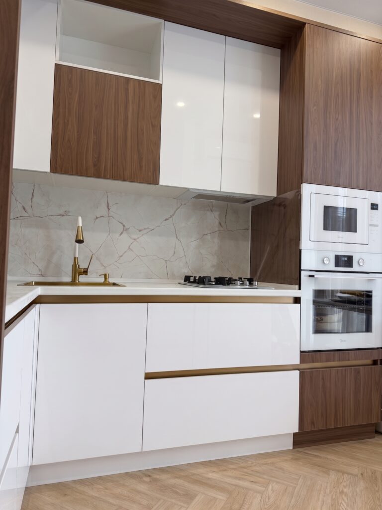 Миниатюра Кухня Белая угловая кухня с текстурой дерева 2